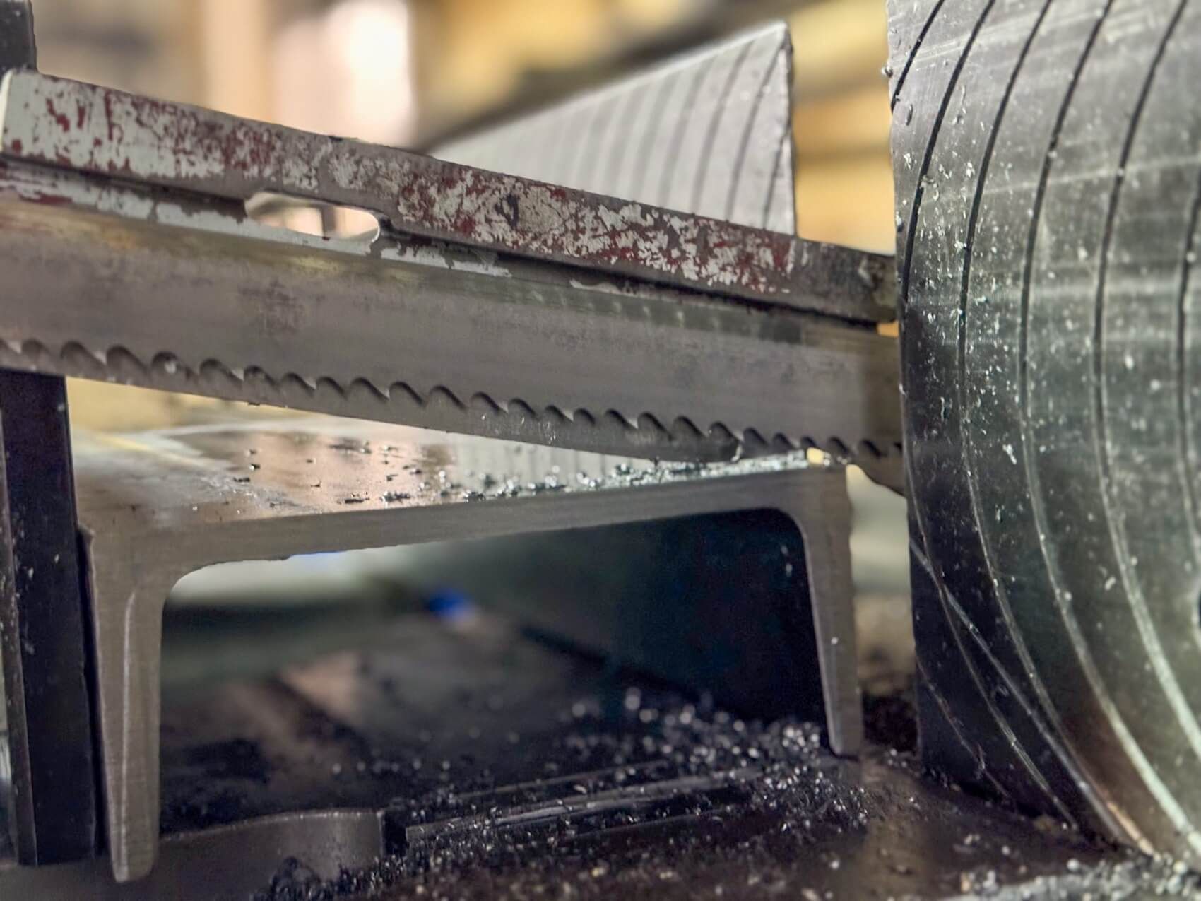 Blick auf das Sägeblatt einer großen Metallsägemaschine